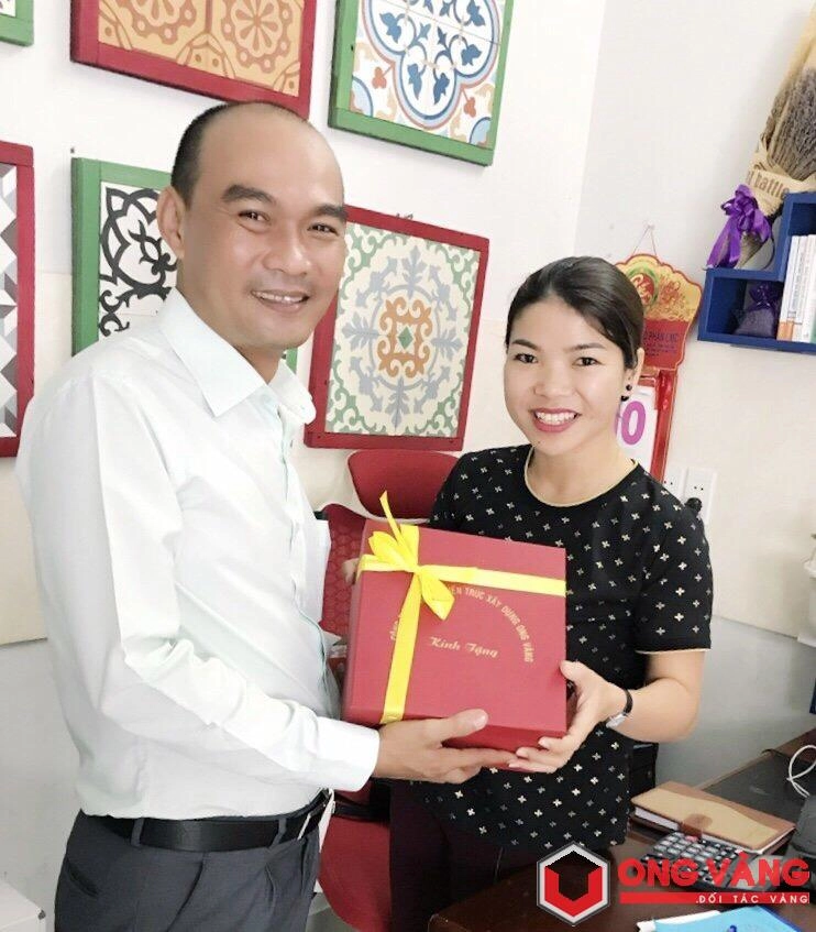 Tặng quà cho quý khách hàng tham gia "Đồng hành cùng doanh nhân Việt"