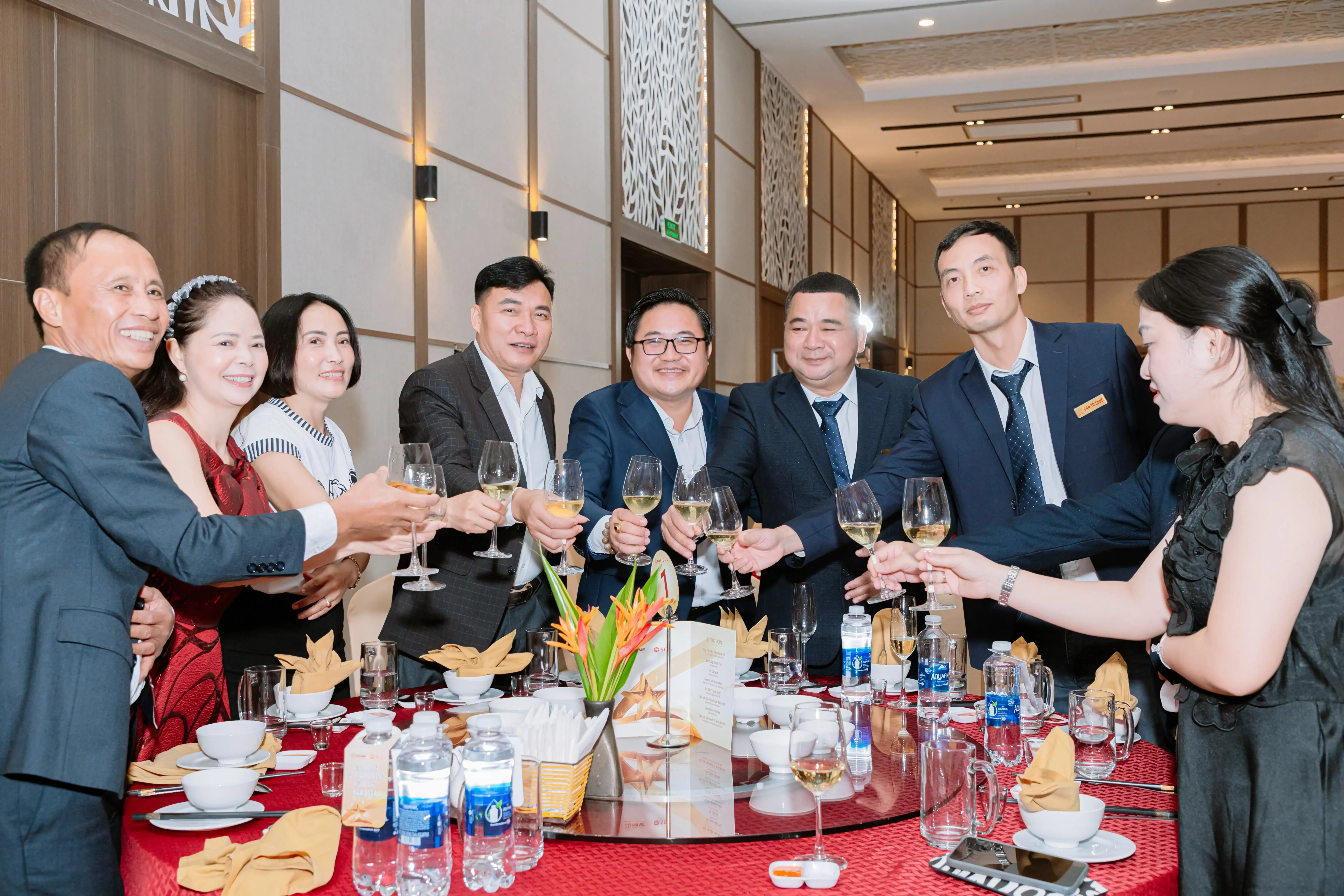 Đại diện Ong Vàng chung vui với các nhà phân phối