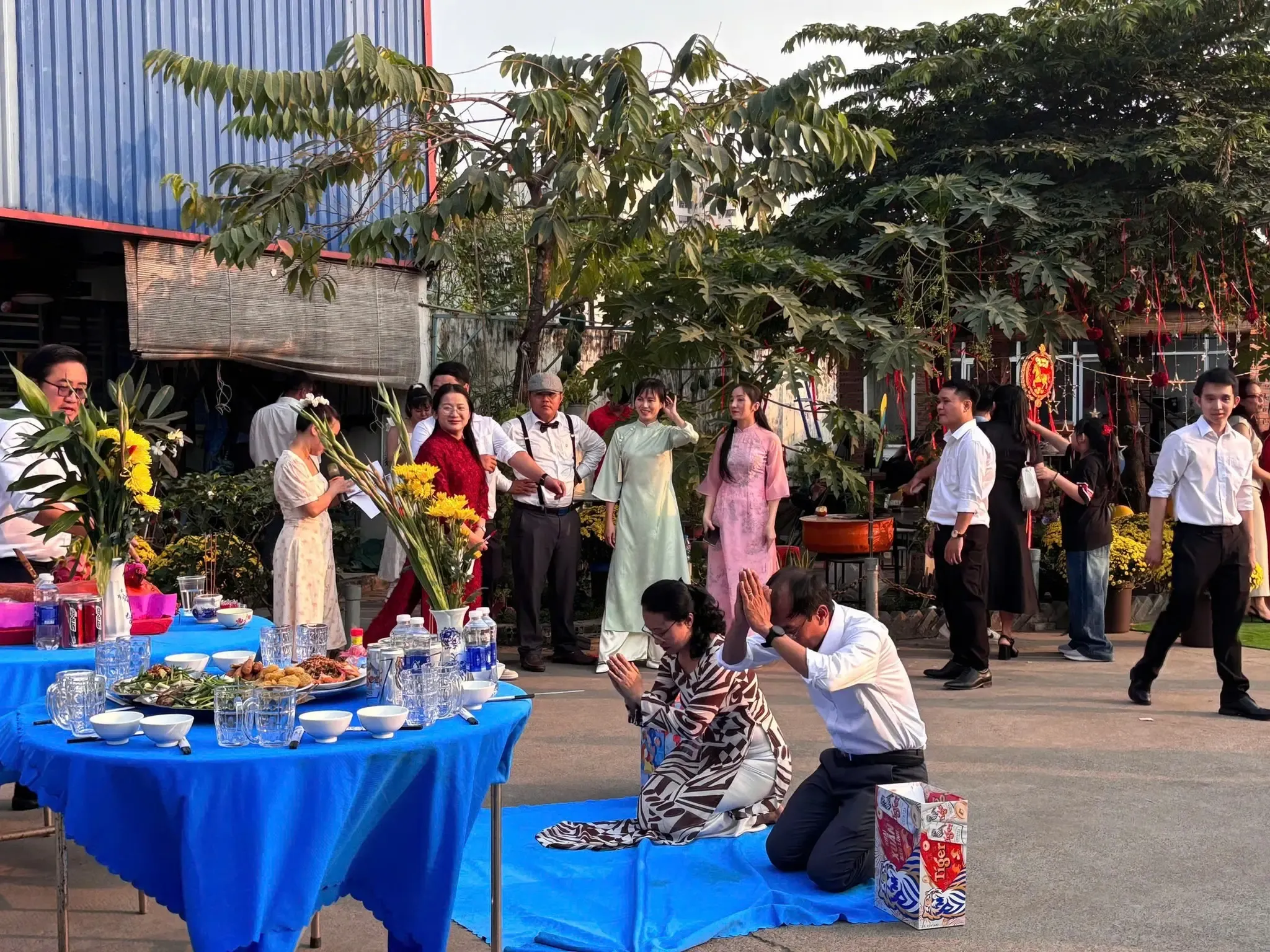 Ban lãnh đạo và toàn thể nhân viên cúng cuối năm