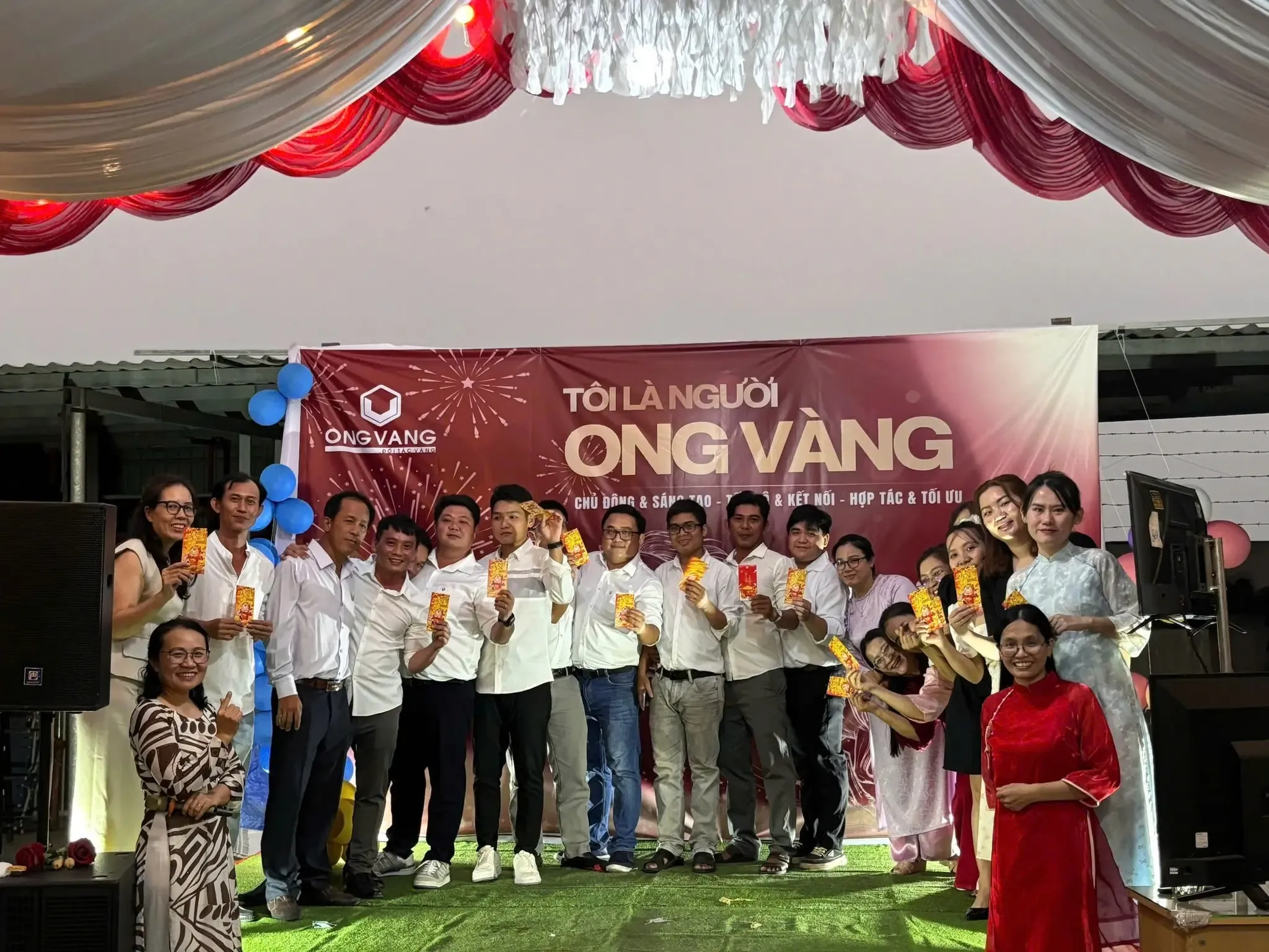 Lì xì nhân viên Ong Vàng