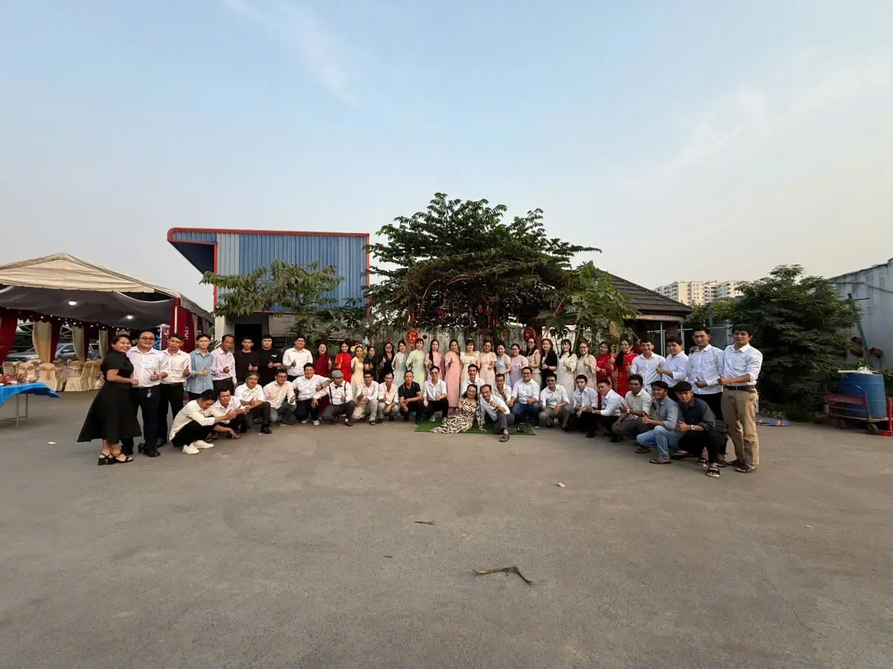 Toàn thể nhân viên Ong Vàng