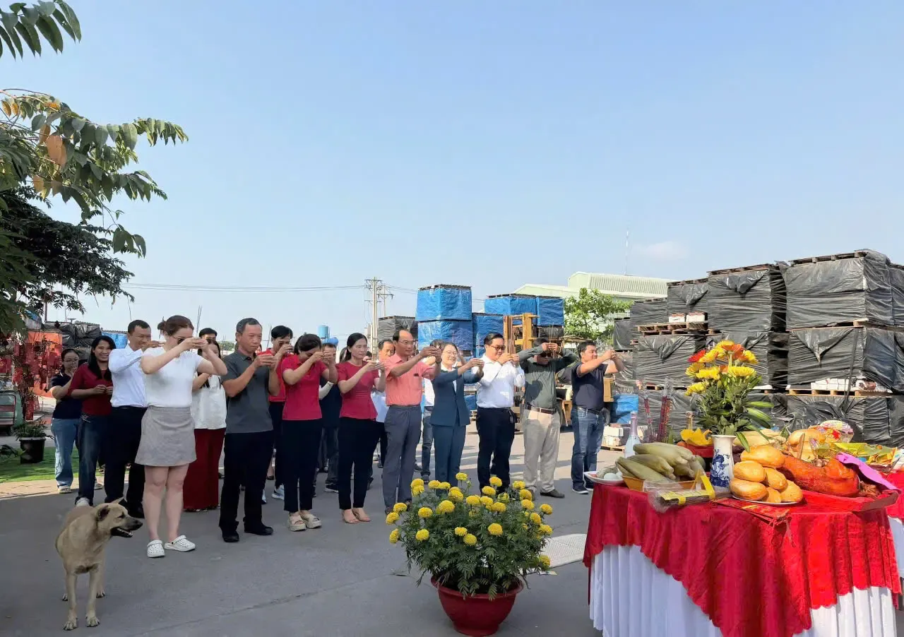 Tập thể nhân viên Ong Vàng cúng khai xuân