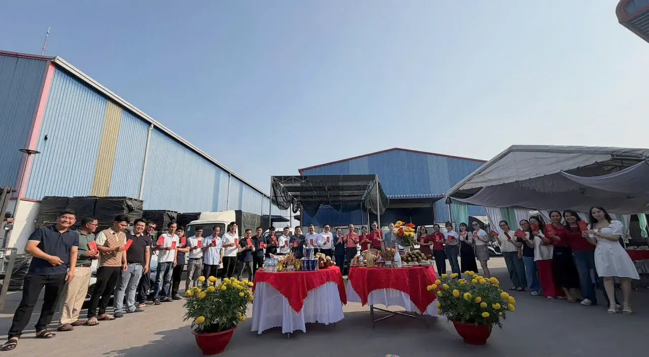 Toàn thể nhân viên và ban lãnh đạo công ty Ong Vàng