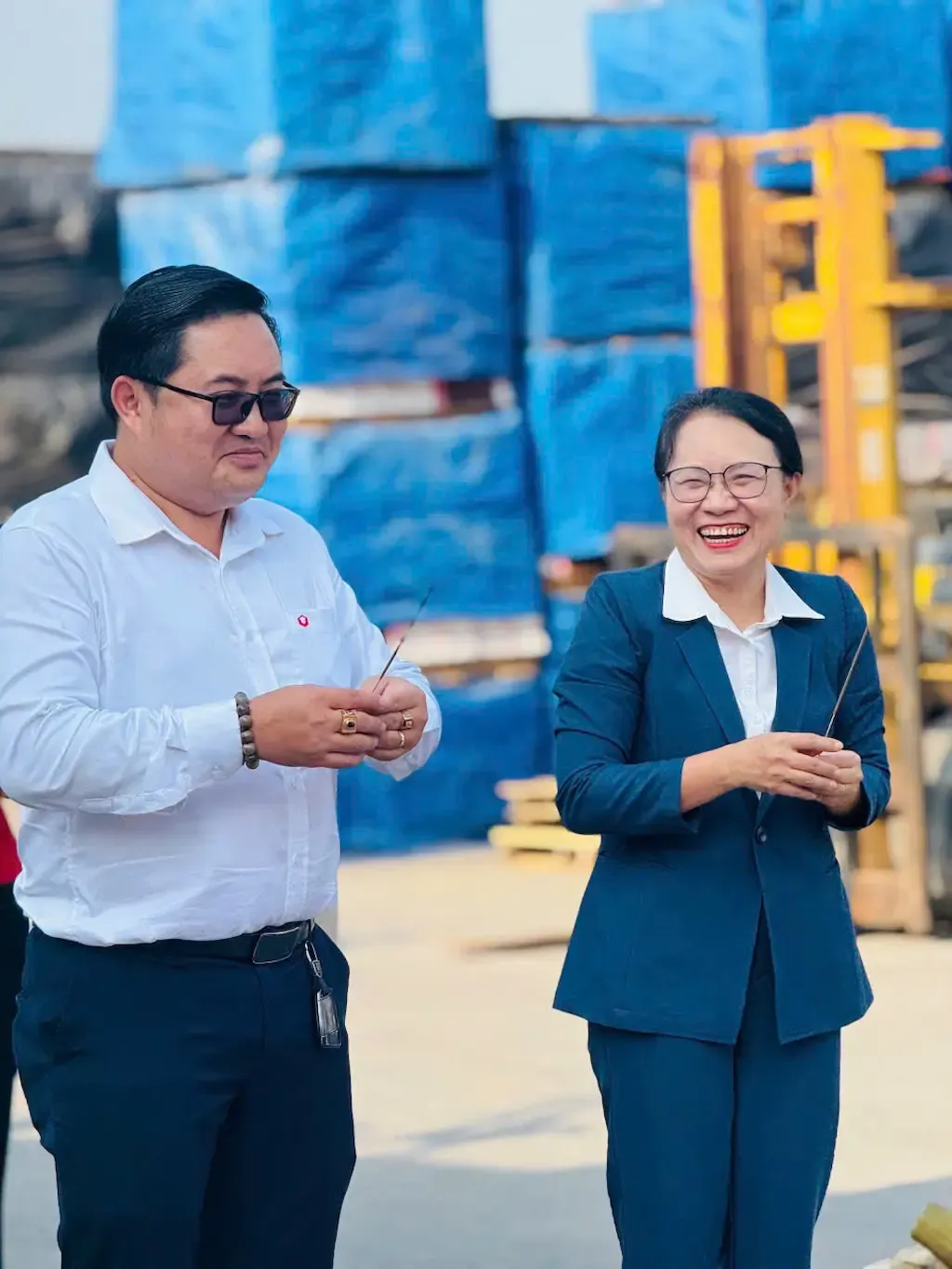 Giám đốc kinh doanh và tổng giám đốc cúng khai xuân