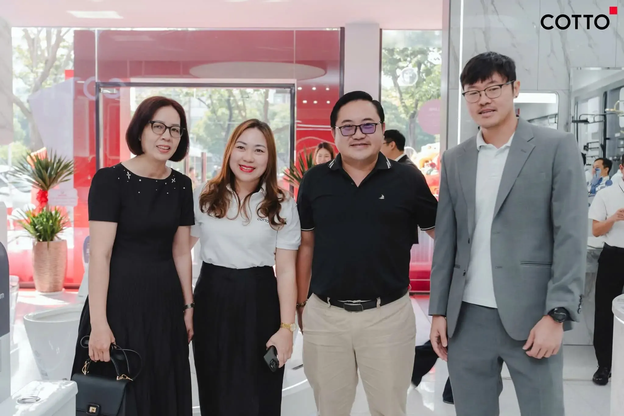 Ban lãnh đạo Ong Vàng cùng đối tác