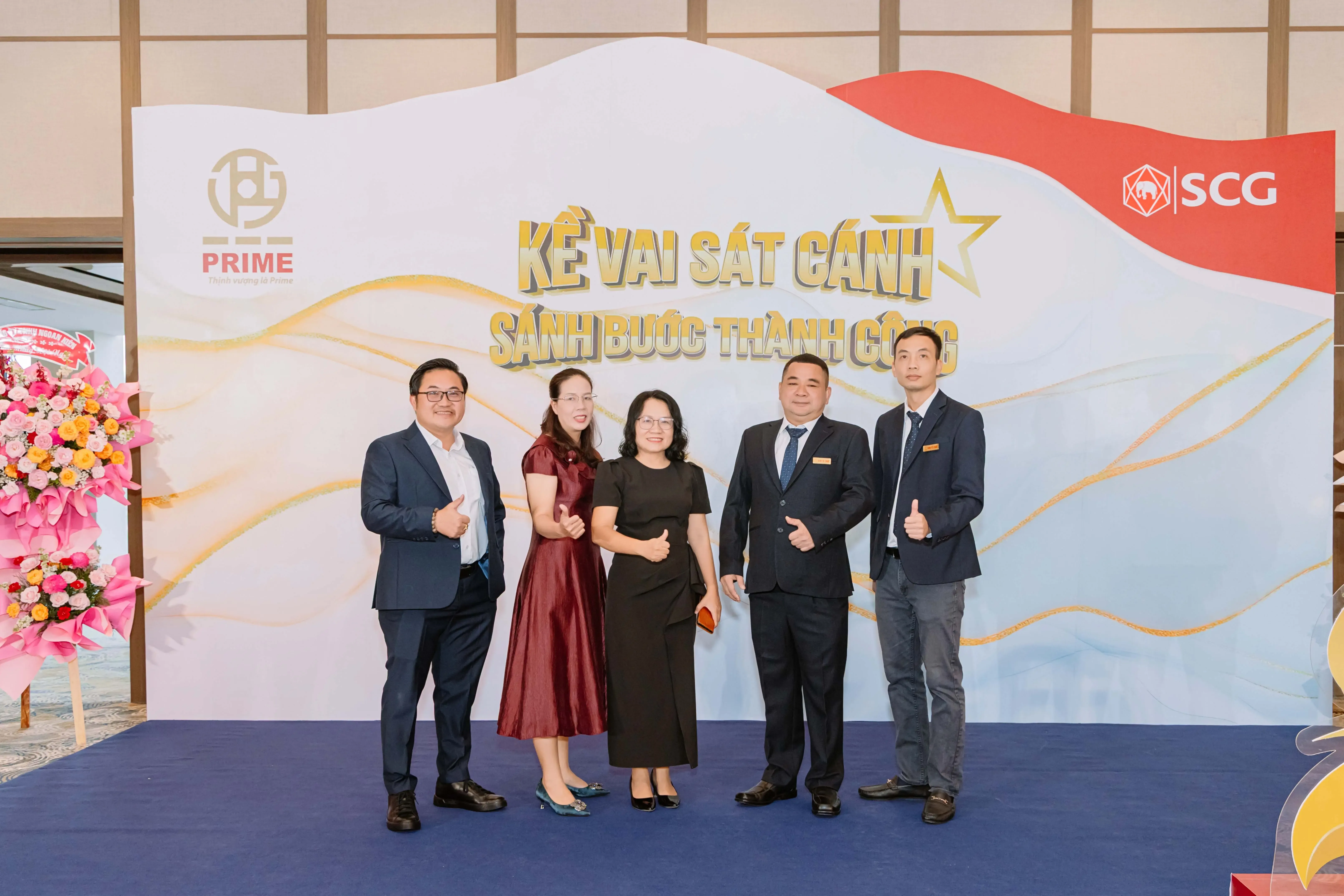Ong Vàng cùng đối tác lưu giữ kỉ niệm tại Gala