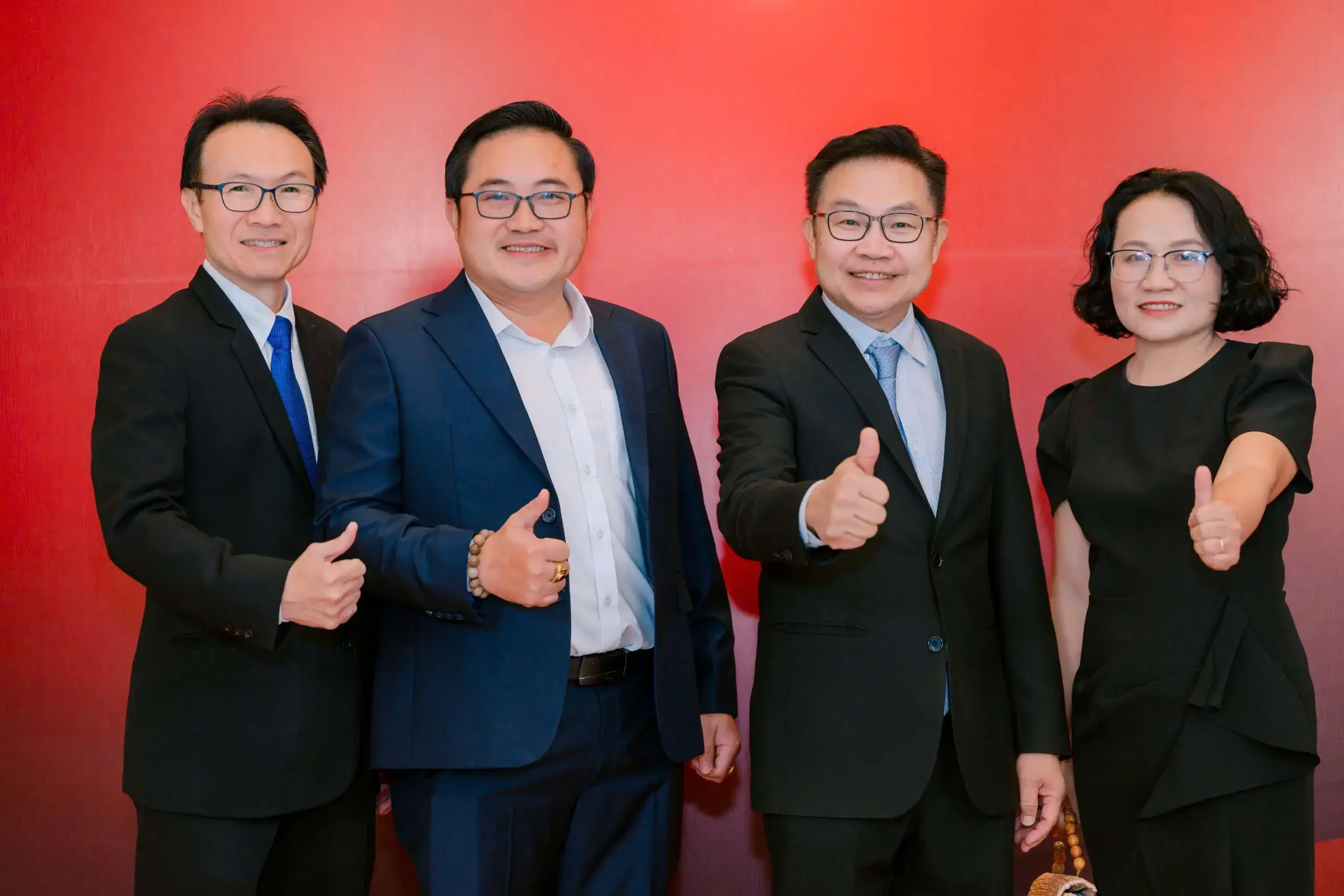 Đại diện Ong Vàng cùng các đối tác