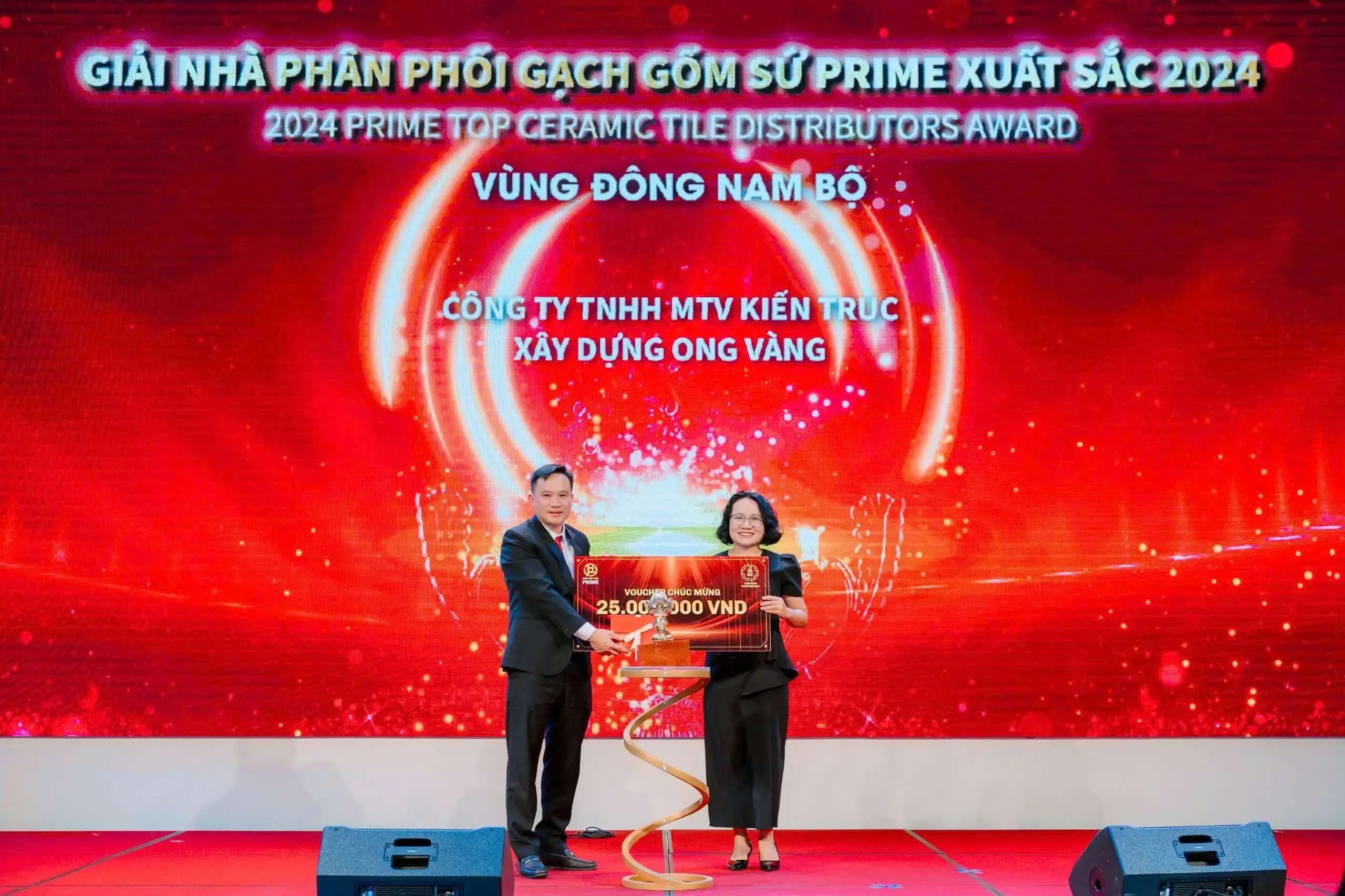 Đại diện Ong Vàng nhận giải nhà phân phối xuất sắc 2024