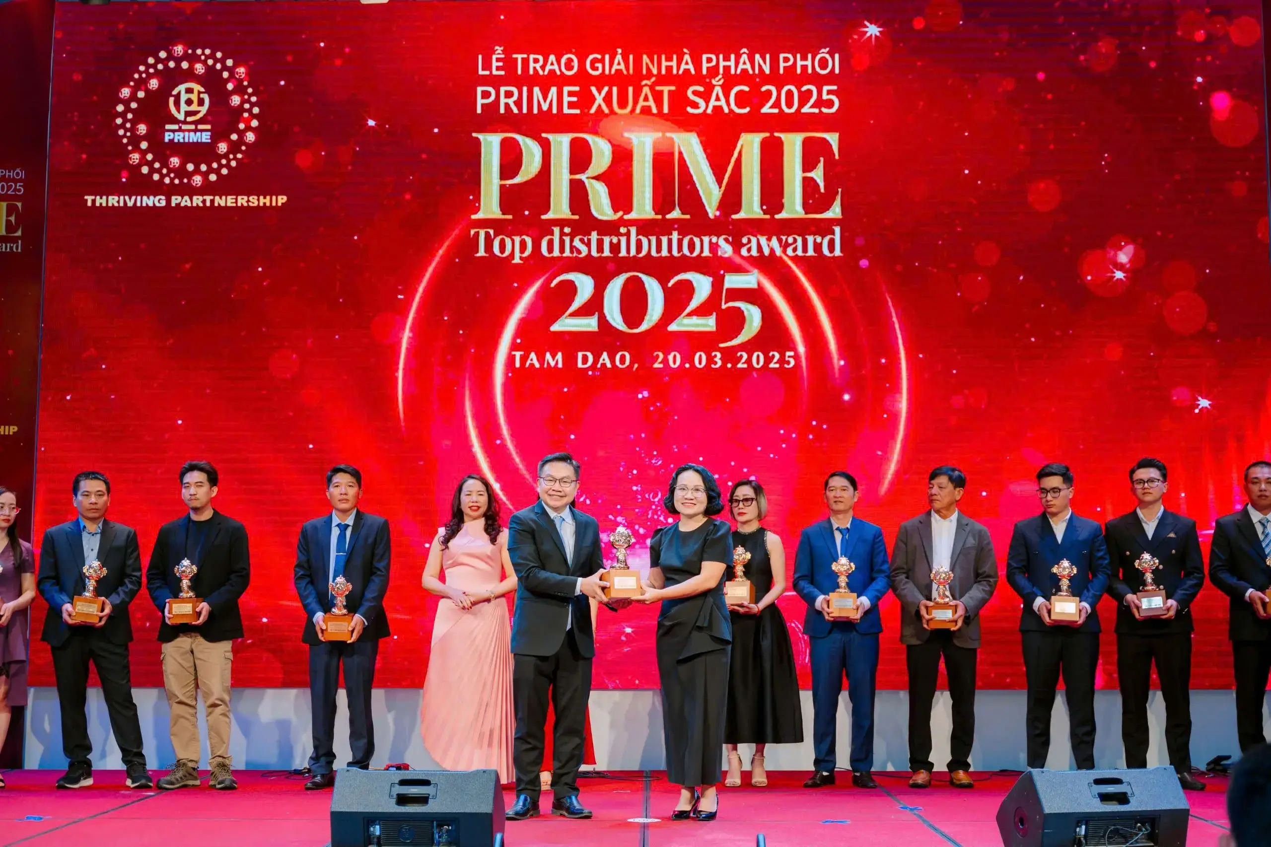 Đại diện Ong Vàng nhận giải nhà phân phối xuất sắc 2024