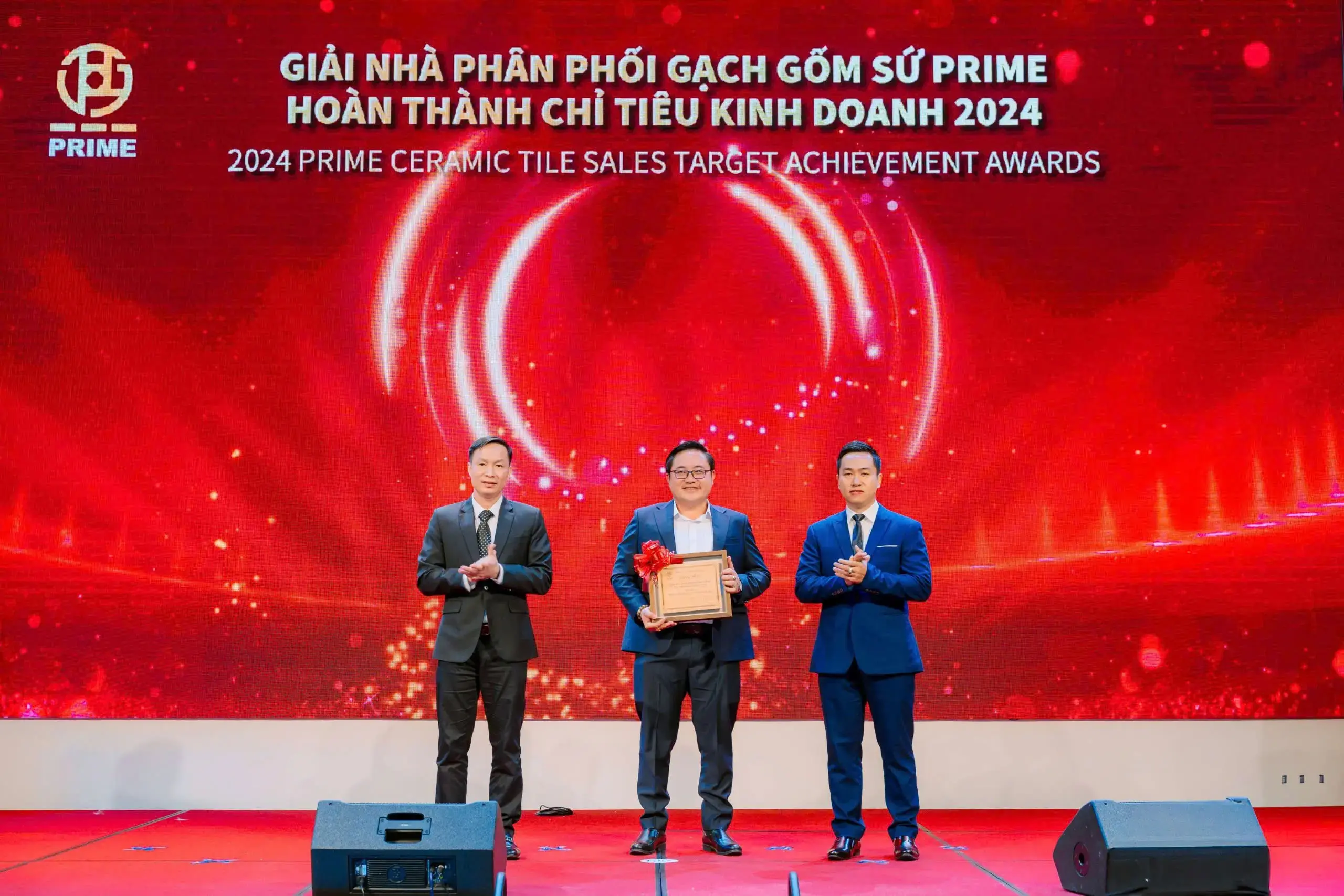 Đại diện Ong Vàng nhận giấy khen nhà phân phối xuất sắc 2024